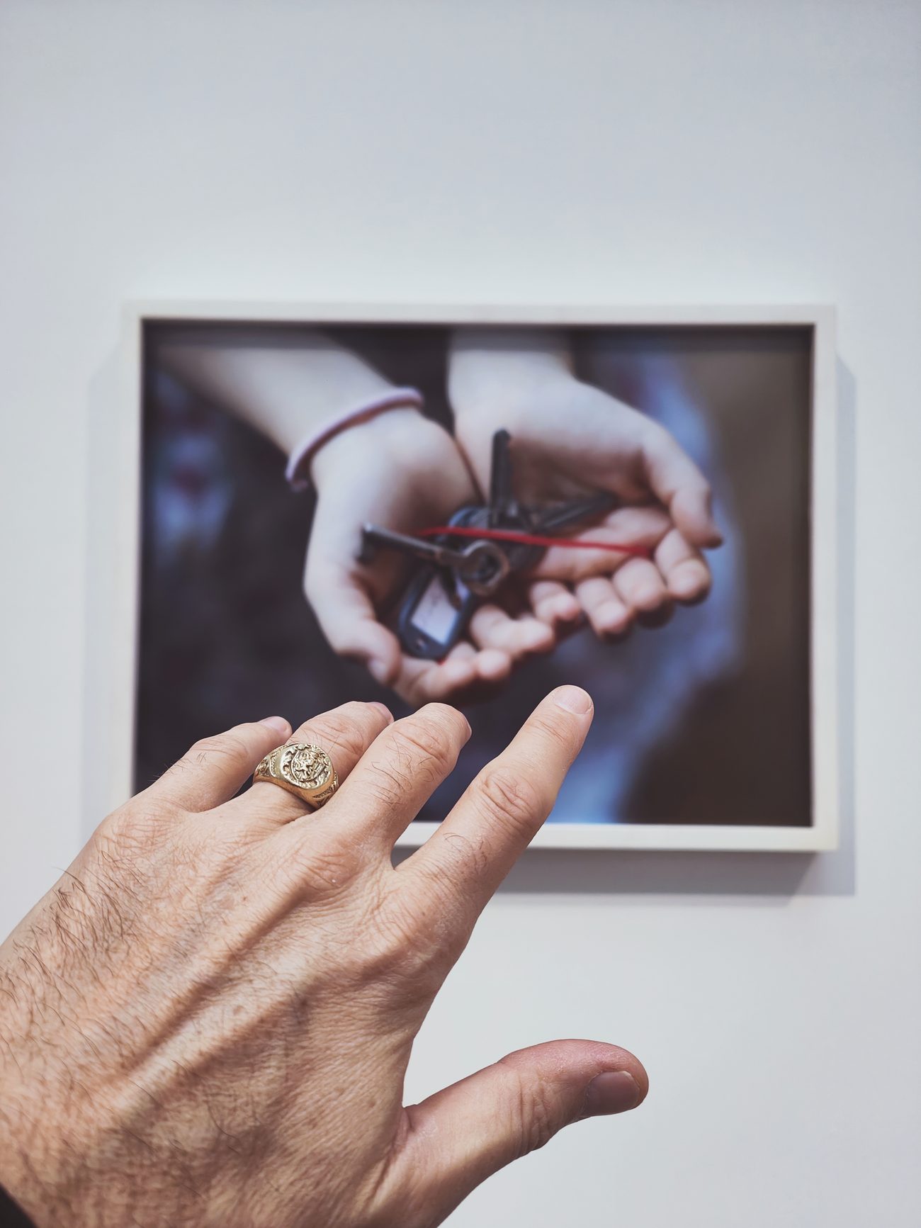 A hand reading a work, pointing at what the eye catches